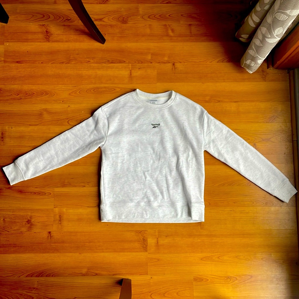 Reebok sweatshirt 
Color:white
Size:small